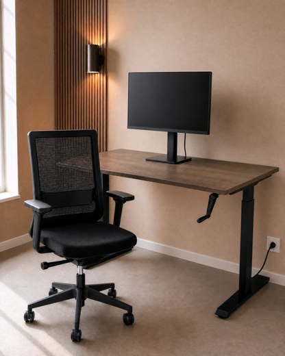 YOOS! Essential Workspace met slingerbureau in donker eiken en zwarte mesh bureaustoel in een warme werkruimte.